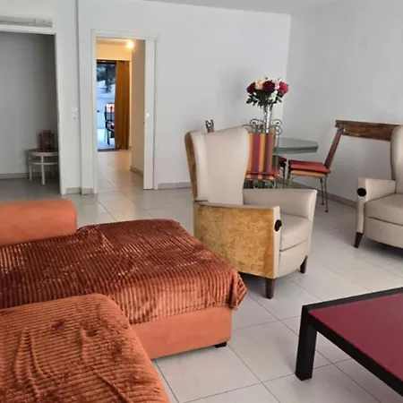 Spacious T3 With Garden In Saint-raphael *