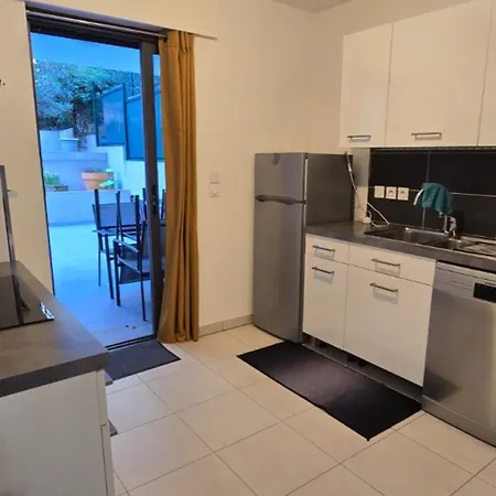 Spacious T3 With Garden In Saint-raphael *